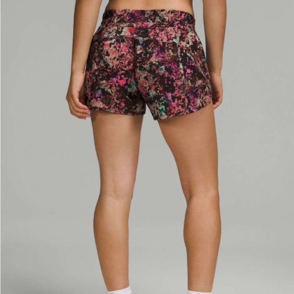 Lululemon Tracker Low-Rise Lined Short 4"
Stencil Blossom Red Multi sz 6 - Picture 2 of 6